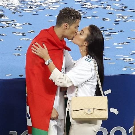 Cristiano Ronaldo Besando A Georgina Rodríguez Tras Ganar El Real