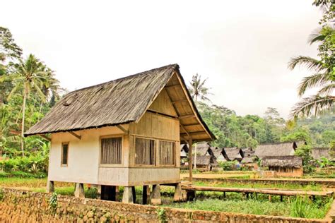 Di palembang, rumah adat yang memiliki desain serupa dikenal sebagai atap limasan. Rumah Adat Jawa Barat Yang Unik | Ali Mustika Sari
