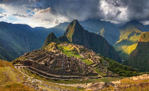 Machu Picchu Y Montaña De Los Siete Colores Entre Los Paisajes Más