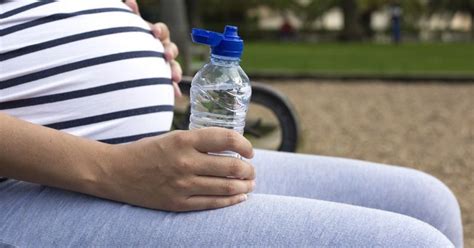 this is why pregnant women need to refrain from drinking water from plastic bottles