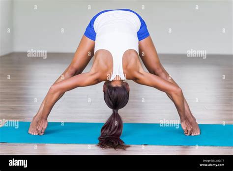 Yoga Mujer Estirar Piernas M Sculos Haciendo Patas Anchas Hacia Adelante Prasarita Padottanasana