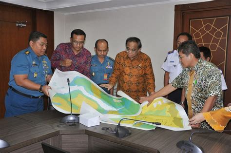 Di peta yang lama, batas wilayah indonesia tampak masih melengkung karena ada dua pulau milik palau. Peta Laut dan Electronic Navigation Chart Pelabuhan Benoa ...
