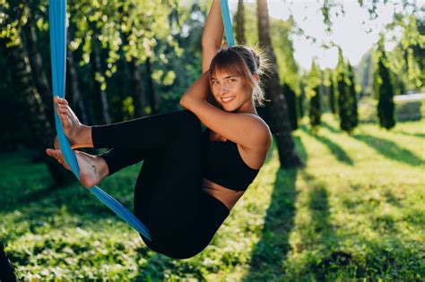 Linda Chica Haciendo Yoga Mosca En El Parque Al Aire Libre Felizmente