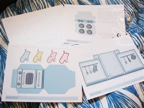 Since launching her handcrafted lifestyle site with her first paper rose in 2013, lia and her team have developed thousands of original diy templates, svg cut files, and tutorials to empower others who want to learn, make, and create. Printable Oven Cupcake Box Template | Imprimibles, Plantas