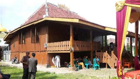 Rumah adat tersebut menjadi bukti kekayan budaya di nusantara. Model Rumah Tradisional Dan Modern Rumah Adat Lampung Timur