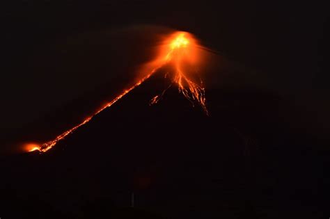 Look Mayon Volcanos Eruption At Night Abs Cbn News