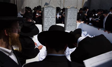 Commemorating 20th Anniversary Of Rabbi Menachem Mendel Schneersons Death The New York Times