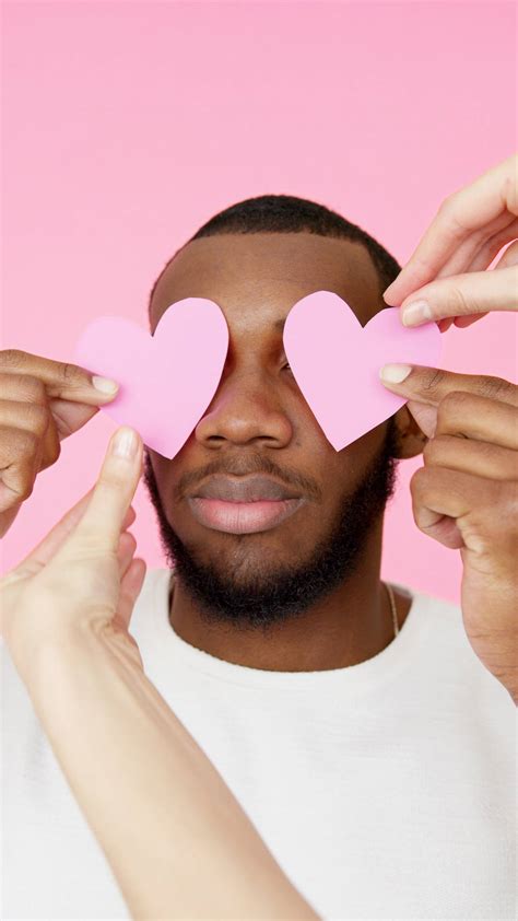 Download Mand Med Pastel Pink Heart Cutouts Wallpaper