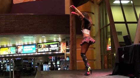 Hot Dancing Girl Dj On Fremont Street Downtown Las Vegas Nice Hot