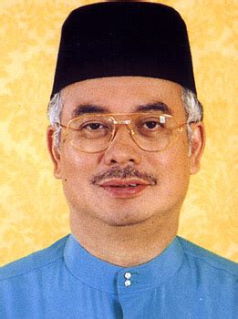 Jenazahnya dikebumikan di makam pahlawan masjid negara. Berjalan Melihat Mentafsir: Biodata Perdana Menteri Malaysia