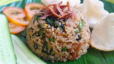 Panaskan mentega, tumis bawang merah dan bawang putih sampai harum. Nasi Goreng Kampung | Anchovies Fried Rice - YouTube