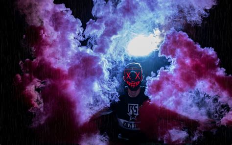 Download Wallpaper 3840x2400 Man Mask Colored Smoke