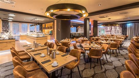 Geniş ve modern konferans merkezi toplam 1550. "Restaurant" Holiday Inn Munich Unterhaching (Unterhaching ...