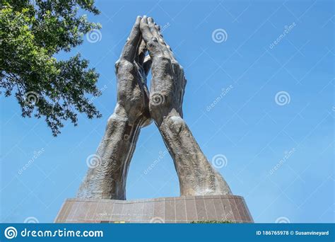 Tulsa Usa Giant Praying Hands Statue At Oral Roberts University