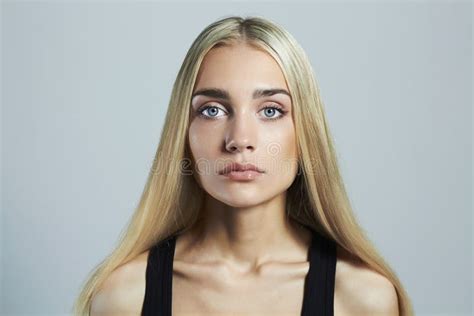 Junge Blonde Frau Mit Blauen Augen Schönes Mädchen Stockfoto Bild Von Mode Sauber 54673216
