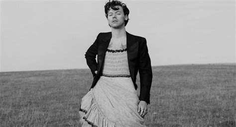 Good morning to harry styles slaying in a dress on the cover of vogue and a reminder to wear whatever makes you happy pic.twitter.com/j8vxosgh9h. Amerikan Vogue ilk kez kapağına bir erkek taşıdı: Harry ...