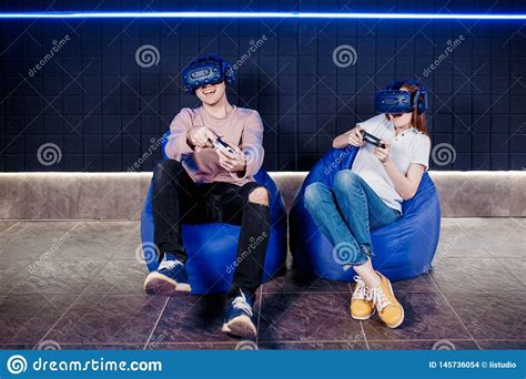 Jeune Jeu De Type Et De Fille Dans Un Casque De R Alit Virtuelle Photo