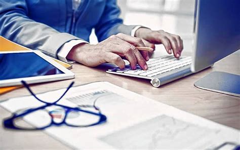 Many texans ask why governor of texas ( governor greg abbott ) is in a wheelchair. Amanda Moore: Insensitive image