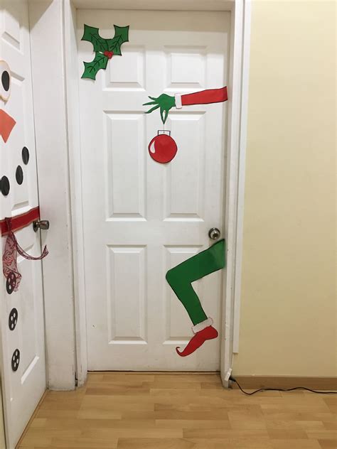 Paint the bottom white and draw a snowman's face on it, then add some greens and a bow to enhance the old handle. Puertas decoradas #christmasdoordecorationsforwork ...