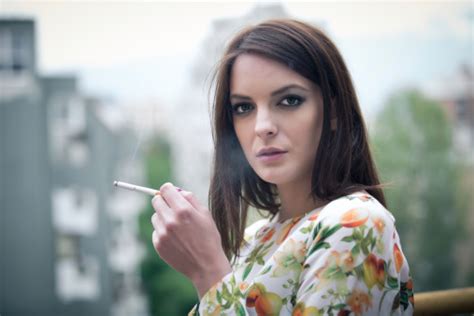 Beautiful Brunette Woman Smoking Addict Smoking A Cigarette 照片檔及更多 上癮