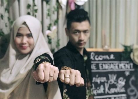 Hanya saja ada perbedaan mendasar pada pemberian mas kawin. 10+ Ide Foto Tunangan Sederhana - Meliee Fashion Look