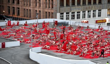 Hundreds Of Shivering Australians Get Nude For U S Photographer Tunick