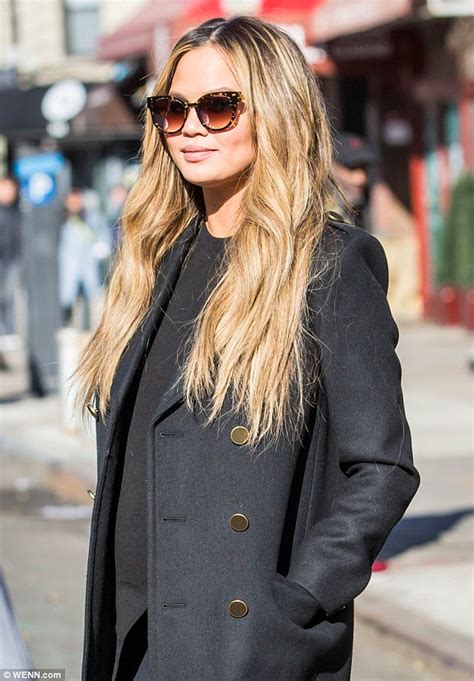 Pregnant Chrissy Teigen Is Using 340 A Bottle Oil To Prevent Stretch Marks Daily Mail Online