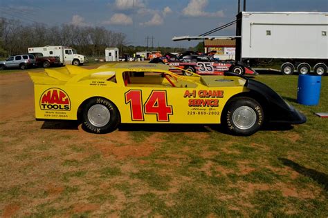 According to the national speedway directory there are over 700 dirt oval tracks in operation in the united states. RacingIn.com - Fan Profile - amsphotographer