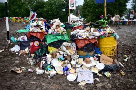 Tons Of Trash Left At The Glastonbury Festival Site By Revelers 45
