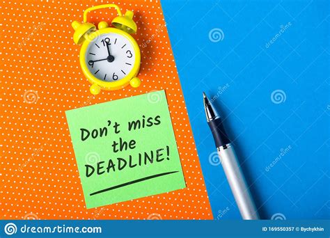 Bright Note With The Phrase Dont Miss The Deadline Stock Image Image