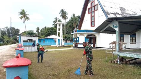 Koramil Numfor Bantu Warga Desa Bersihkan Halaman Gereja