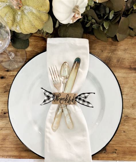 Napkin rings are simple and interesting but surely will give your thanksgiving table a unique view. Fall DIY Series - Week 3 Napkin Rings - The Pickled Rose