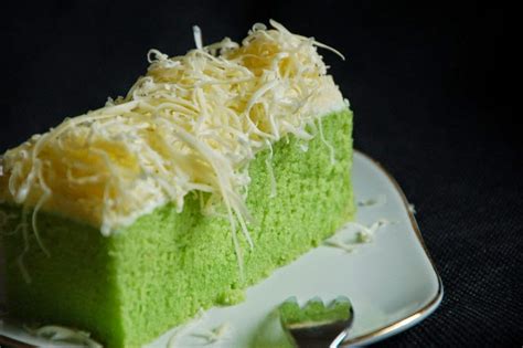 Nikmatnya sajian ini akan cocok dihidangkan ketika sahabat dan keluarga berkunjung kerumah. Resep Membuat Kue Bolu Kukus Pandan Keju