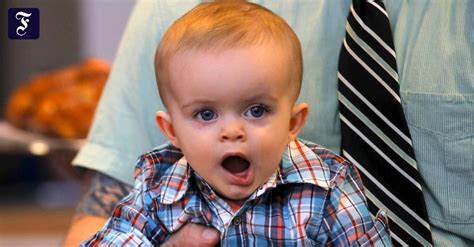Die meisten babys fangen an zu zahnen, wenn sie zwischen 6 und 8 monaten alt sind. Kind spricht nicht: Wann fangen Kinder an zu sprechen?