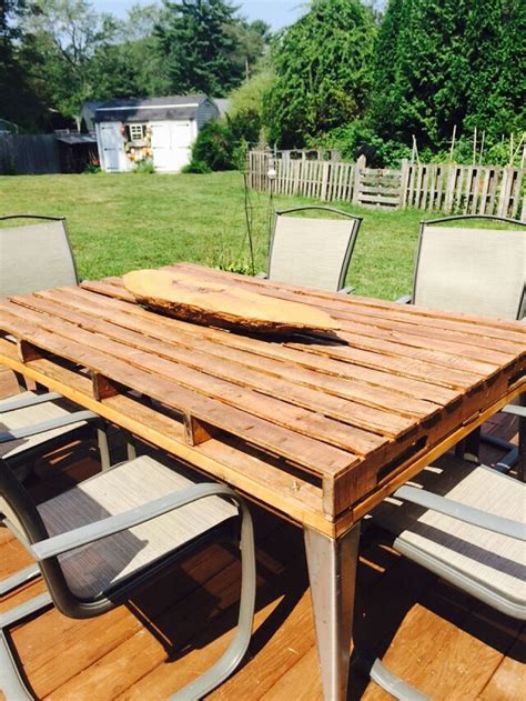 This outdoor pallet furniture is quite amazing! Patio Coffee Table Out of Wooden Pallets | Pallet Ideas