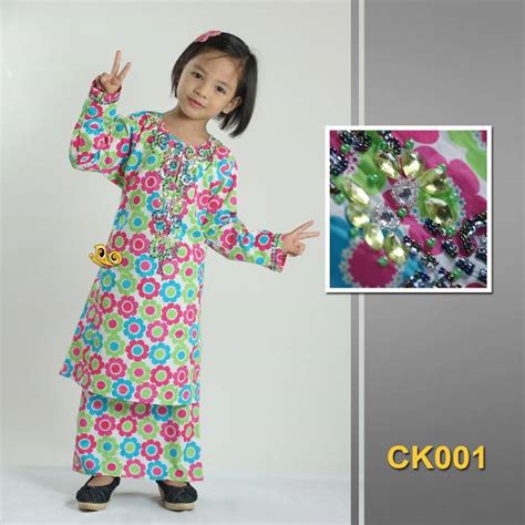 Jenama ameera aisyah memperkenalkan set kurung kedah dengan skirt batik berpesak dihadapan. Comfynesta: Baju Kurung Kanak-kanak Bermanik RM 70!