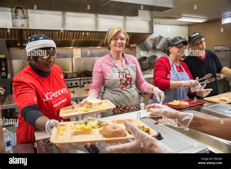 Flint Michigan Volunteers Help Serve A Meal At The North End Soup FGN3J9 