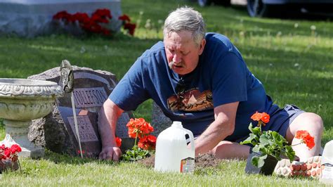 Manitowoc cemeteries get ready for Memorial Day
