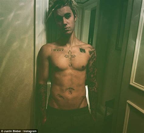 Topless Justin Bieber Shows Off His Chiselled Abs In A Revealing
