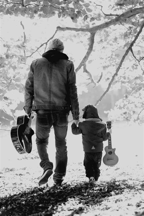 Papá Caminando Con Su Hijo Y Una Guitarra En La Mano Dad Son Father
