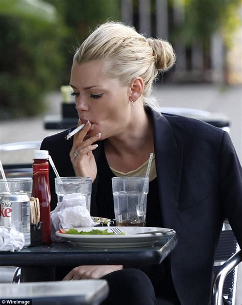 The Bachelorette Sophie Monk Struggled Without Cigarettes Daily Mail