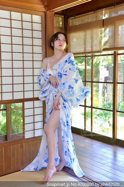 和室にてはだけた浴衣姿でポーズをとる若い女性の写真・画像素材[4700860] snapmart（スナップマート）
