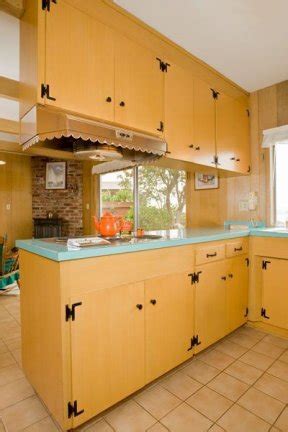 The kitchen cabinet guys discuss where kitchen cabinetry is sold today. A Colonial-meets-Modern 1960s kitchen to make you very ...