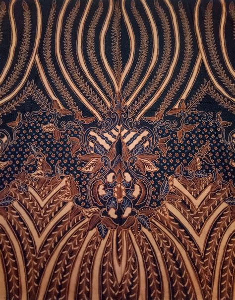 Batik pekalongan mempunyai gambar yang nyata dan isinya penuh dengan corak ornamen garis beberapa batik yogyakarta yang terkenal adalah batik parang kusumo, truntum, tambal, kawung. Download Gambar Batik Truntum