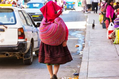 Gente Peruana Fotografía Editorial Imagen De Pobre 111289567