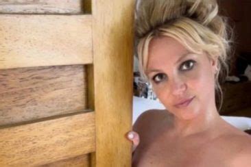 Britney Spears Posa Nua Ap S Aborto Espont Neo E Recebe Elogios