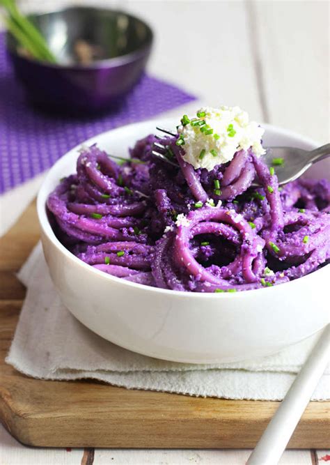 Poi, agggiungervi del cavolo viola tagliato a pezzetti molto piccoli e saltarlo velocemente. Spaghetti viola con cavolo cappuccio - Cucina Naturale