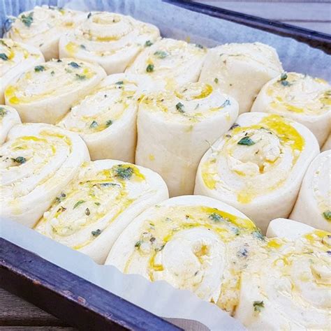 Cheesy Garlic Rolls Swirl Buns Feast Glorious Feast