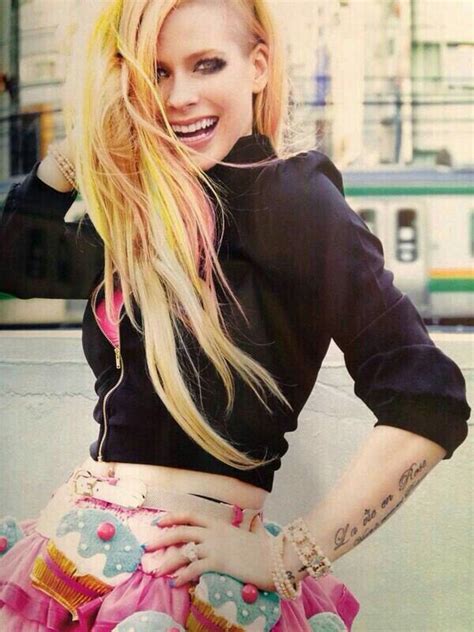 Hello kitty is the fourth single from avril lavigne's self titled album. Avril Lavigne sul set del nuovo video Hello Kitty | BitchyF