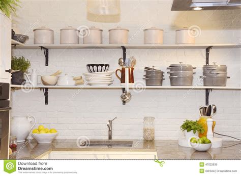 Maybe you would like to learn more about one of these? Cozinha Branca Com Frutos Coloridos No Contador Do Granito ...